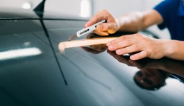 Comment poser un film sur des vitres de voiture ?